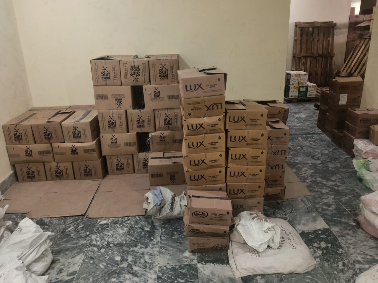 Sultan banaspati cooking oil tins and assorted boxes
